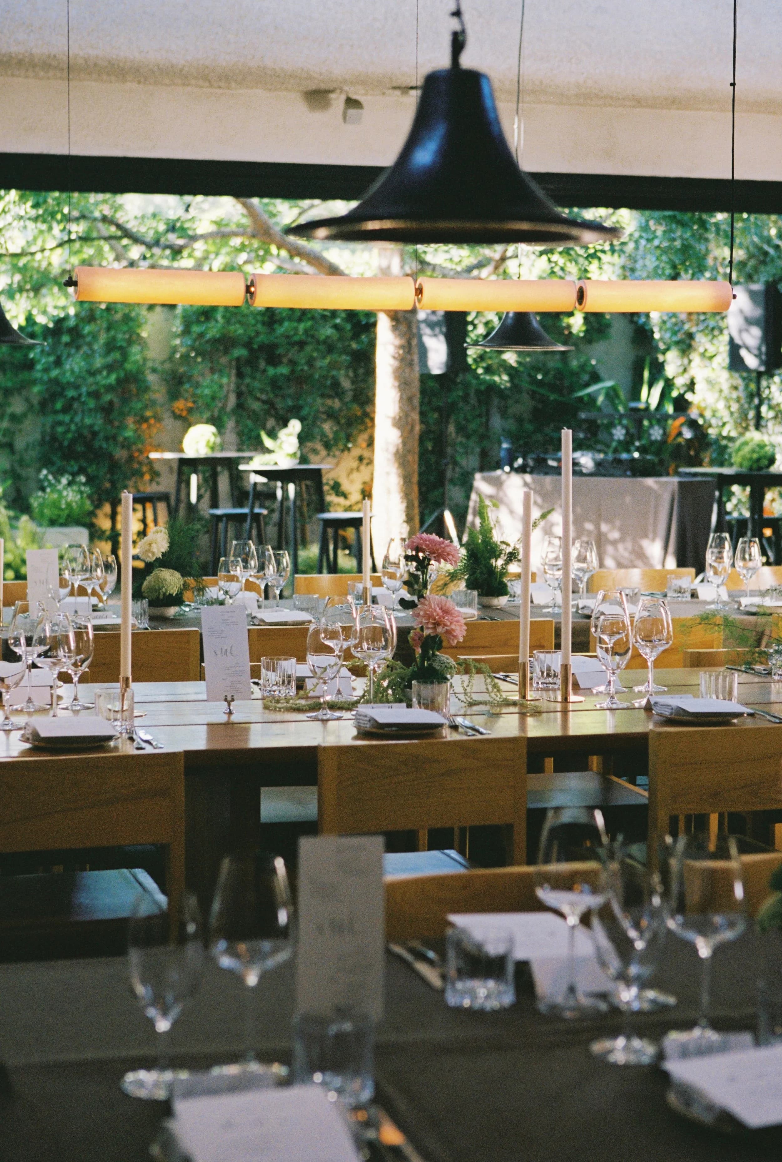 A long table set at arkhé
